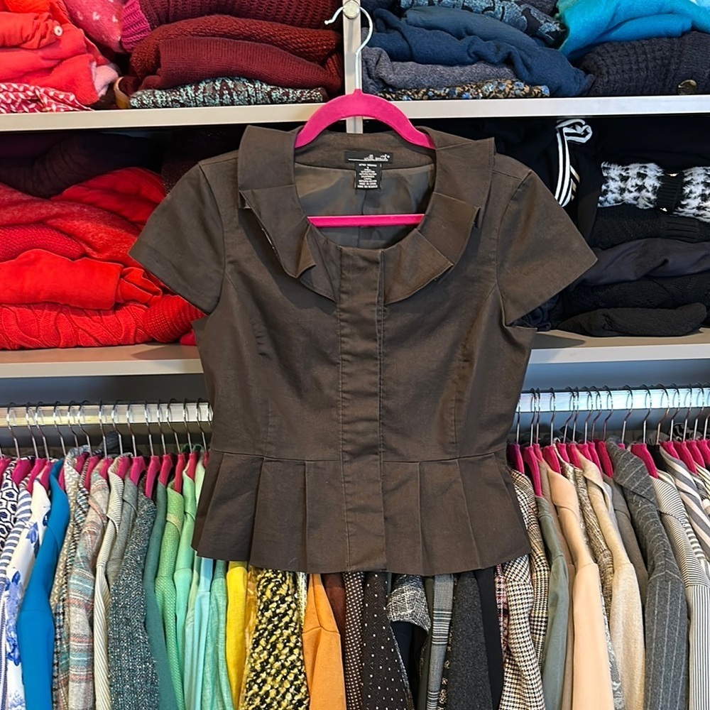 Willi Smith brown cap sleeve snap front closure top size S